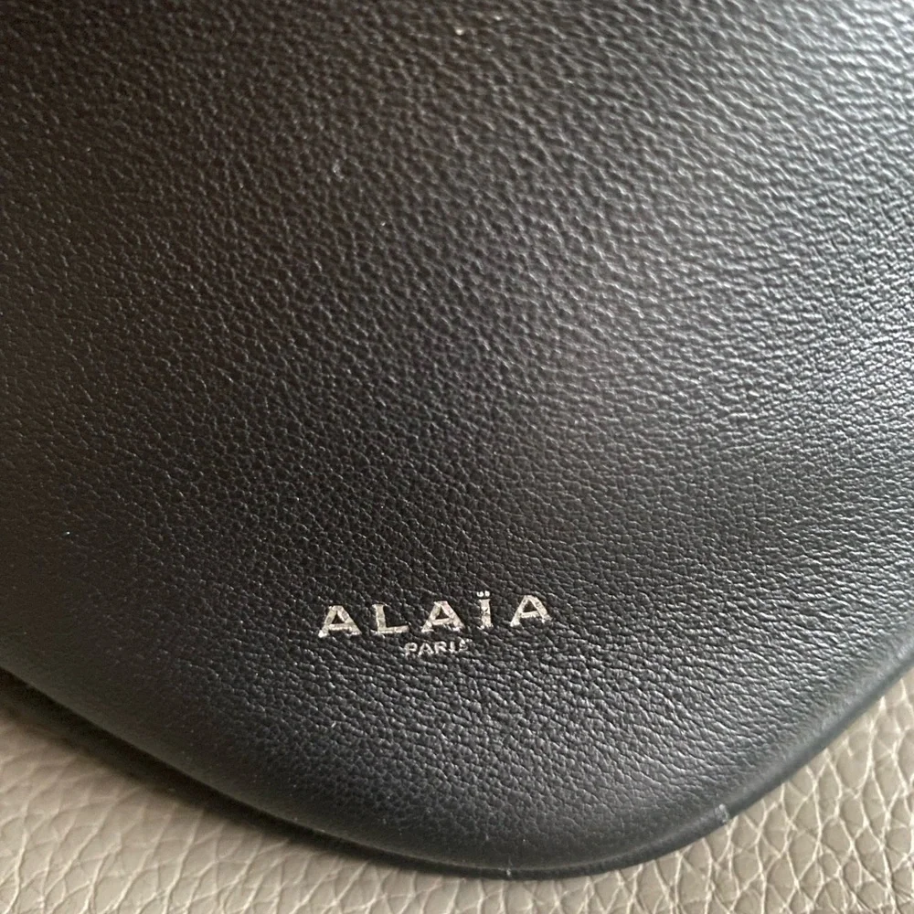 NEW Auth ALAÏA
Le Cœur Heart shape leather CLUTCH/BAG/ Wristlet Made in ITALY - Picture 11 of 16